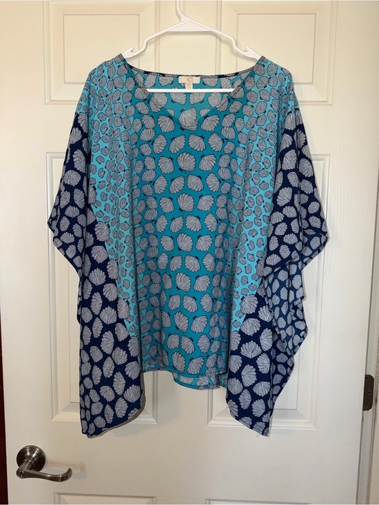 C Tops - Charming Charlie seashell flutter sleeve caftan top - size M/L